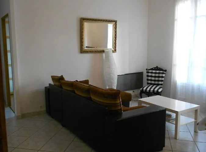 Beau 3 Pieces Proche Centre مينتون